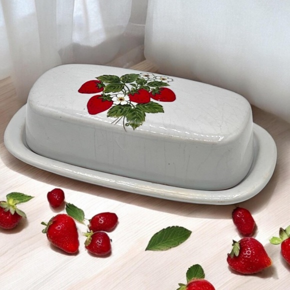 McCoy Pottery Butter Dish Strawberry Country Red Strawberries White Farmhouse - Picture 1 of 4